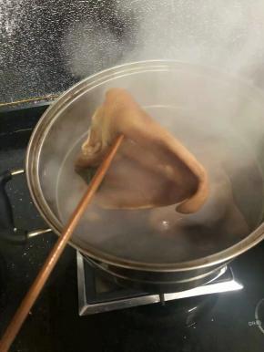 煮至筷子很容易戳穿猪耳朵即可关火。煮好的猪耳朵不必捞出，放在卤水里浸泡一晚上即可。