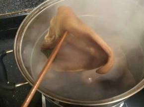 煮至筷子很容易戳穿猪耳朵即可关火。煮好的猪耳朵不必捞出，放在卤水里浸泡一晚上即可。