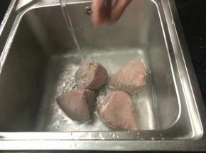 把煮好的牛肉用流水冲洗干净。