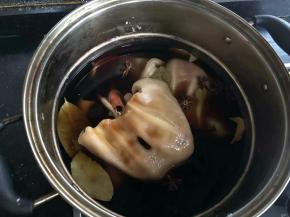 把所有调料加进去。大火煮开后转中小火继续炖煮。