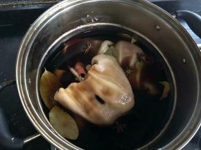 把所有调料加进去。大火煮开后转中小火继续炖煮。