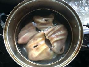 清洗干净的猪耳朵放入锅中，加入适量清水。