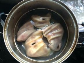 清洗干净的猪耳朵放入锅中，加入适量清水。