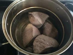 冲洗干净的牛肉再次放入锅中，加入多点的清水。