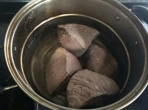 冲洗干净的牛肉再次放入锅中，加入多点的清水。