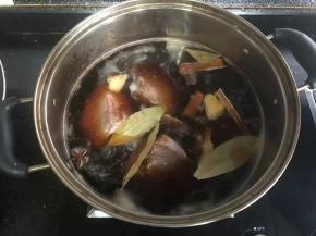 放入香叶，八角和桂皮大火煮开，煮开后用勺子把白色浮末撇掉，继续中小火炖煮半小时以上。