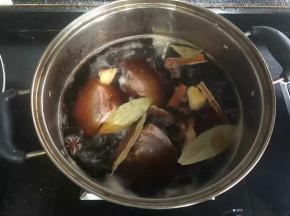 放入香叶，八角和桂皮大火煮开，煮开后用勺子把白色浮末撇掉，继续中小火炖煮半小时以上。