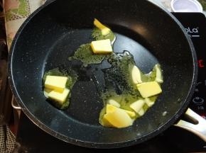 起小火，黄油直接倒入不粘锅。