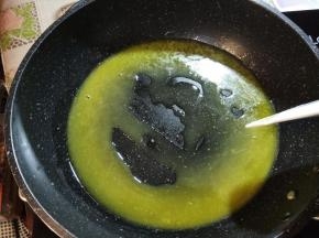 慢慢融化成液体。
