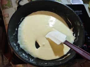 慢慢融化成液态。（冬天棉花糖炒的时间要再短一点点，因为冬天气温低，糖比较容易硬，拉丝效果也不如夏天好，冷了完全不会拉丝，可以吃之前微波炉加热几秒钟）