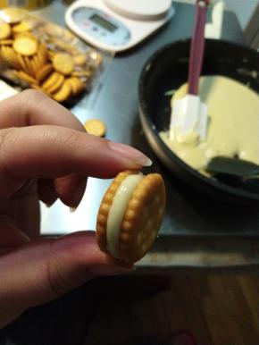 再另外拿一块饼干压上去，按一下，制作完成，超级简单。