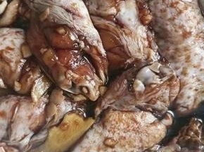 先处理鸡翅：鸡翅放入大碗中，加入阿根廷燃情风味腌料，加水按1:1搅拌均匀（可以按自己喜欢的口味添加配料，也可以不加）

再一个个给鸡翅做个全身按摩，盖上保鲜膜放冰箱冷藏腌制至少1个小时。