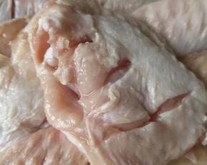 鸡翅清洗干净，两面斜着各划3刀方便入味。