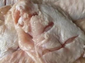 鸡翅清洗干净，两面斜着各划3刀方便入味。