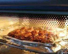 烤盘包一层锡纸，烤架包2层锡纸。烤箱选择烹饪烤功能，200℃，时间30分钟，烤箱自动预热。烤盘放入烤箱底部防漏，将鸡翅一个个均匀摆在烤架上，淋上酱汁，放在烤箱中上层，关闭烤箱开始烤制。