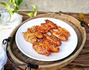 烘烤15分钟左右后，取出烤架将每个鸡翅翻面，继续送入烤箱烤，直到滴声后提示结束。最后撒上熟白芝麻就可以开吃啦～