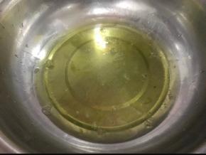 分离蛋黄和蛋清，蛋清的盆子要保证无水无油。