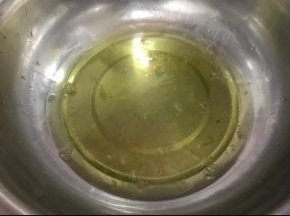 分离蛋黄和蛋清，蛋清的盆子要保证无水无油。