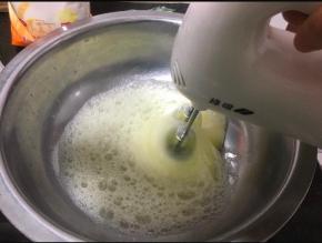 第一次加糖，打发蛋清一分钟左右起大泡泡，可以加入三分之一的糖。