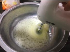 第一次加糖，打发蛋清一分钟左右起大泡泡，可以加入三分之一的糖。
