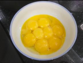蛋黄用小碗装好。