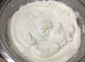 蛋白打发至出现明显的纹路，提起打蛋器，能够拉起一个比较长的弯钩，就说明打好了。