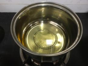 把油倒入小奶锅中，开最小火加热，加热至往上冒非常小油花即可，如果不小心火大加热的温度很高，晾一下再用，不要烧至滚开，不然面粉会有焦味。