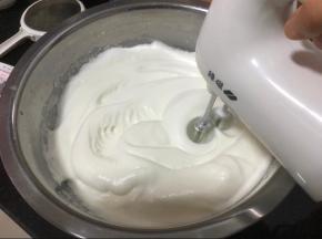 第三次加糖，是打发至明显有纹路，而且体积增长很多的时候，加入剩下三分之一