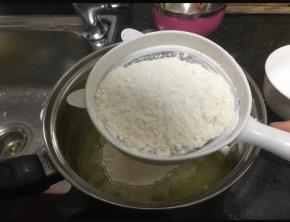 筛入低筋面粉。