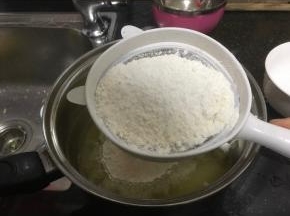 筛入低筋面粉。