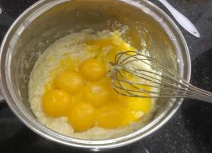 在面糊中加入蛋黄。