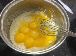 在面糊中加入蛋黄。