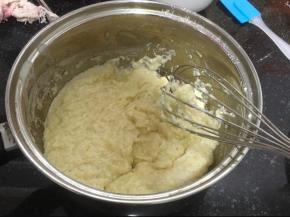 加入水或者等量牛奶，搅匀。