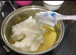 取三分之一的蛋白加入蛋黄糊