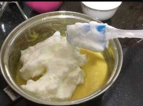 取三分之一的蛋白加入蛋黄糊