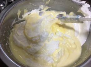 再倒回蛋白盆中，翻拌均匀。