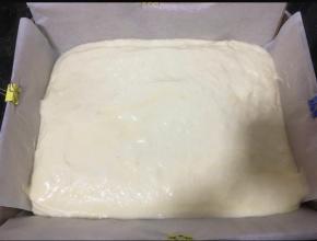 倒入面糊，刮平表面，轻震磕烤盘去除气泡，记得把夹子拿下来，夹子不可以入烤箱烘烤