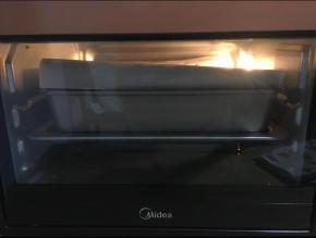 烤箱提前预热140度，放入大烤盘，把烤盘放进去，然后加冷水，再把准备好的面糊烤盘放入，大概烤70分钟左右，每个人烤箱脾气不一样，如果我的温度你觉得不熟，下次延长时间或者加温都可以，如果觉得上色深或者火大，下次要调整温度时间。