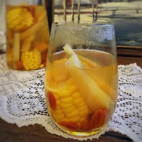 一道充满玉米香味、甘甜的热汤饮就做好了