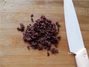 蔓越莓干切碎。