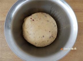 面团发酵变大。