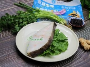 食材：比目鱼、豆豉、生姜、香葱、香菜、油、生抽。
