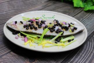 比目鱼室温解冻，洗净，放豆豉、生姜（生姜洗净切成丝）、油、生抽、葱白、香菜根，腌制5分钟。