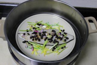 把比目鱼放入蒸笼。蒸锅倒入适量的水煮沸，蒸鱼一定要要沸水如入锅，蒸出的鱼菜鲜嫩。