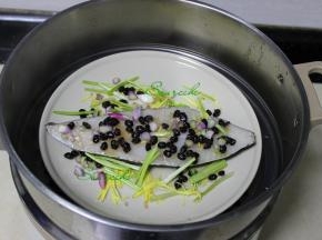 把比目鱼放入蒸笼。蒸锅倒入适量的水煮沸，蒸鱼一定要要沸水如入锅，蒸出的鱼菜鲜嫩。