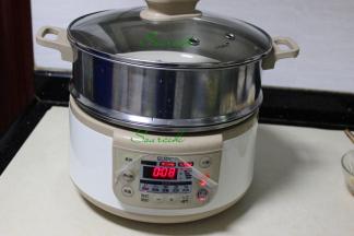 水煮沸之后，隔水放入蒸锅，时间设置8分钟，用旺火蒸。火小蒸出的鱼会老。