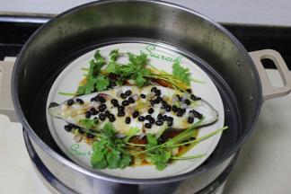 蒸好的鱼，快速拿出，在放点香菜叶、香葱。美味的豆豉蒸鱼就好，肉嫩鲜香，入口即化，老少都爱吃。