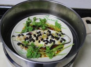 蒸好的鱼，快速拿出，在放点香菜叶、香葱。美味的豆豉蒸鱼就好，肉嫩鲜香，入口即化，老少都爱吃。