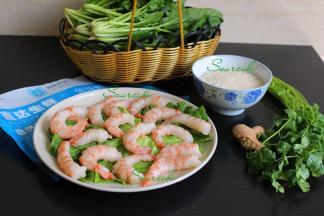 食材：大米、虾仁、菠菜、香葱、香菜、生姜、胡椒粉、盐、油、生抽。