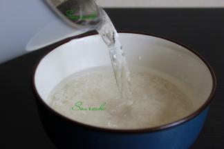 大米洗净之后，倒入适量的水浸泡30分钟，浸泡之后的大米煲的粥软绵清香，更容易煮烂，省时省电又好吃。